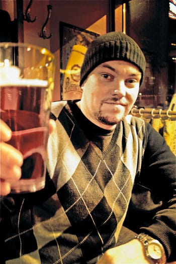 Kalle Kinos eli Idän Ihme on ensimmäistä kertaa sooloartisti, mutta olo tuntuu varmalta.