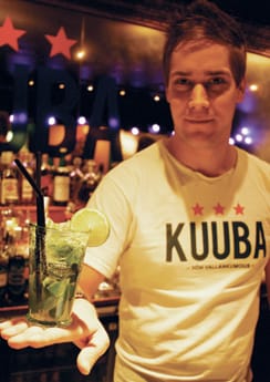 “Vain taivas on drinkkien teossa rajana”, vihjaa Jakke Kivioja.