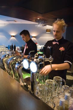 Ravintoloitsijat Sampo Wallenius ja Tommi Kivinen löytyvät tiskin takaa.