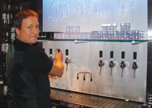 Stone’sin alakerran baaritiskin hanat on upotettu jääseinään.