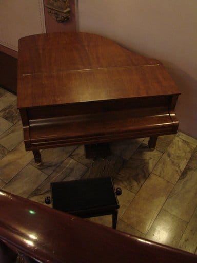 Velvetin alakerran piano.