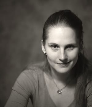 Alexandra Salmela tykkää Mikko Rimmisen teoksista, vaikkei sitä haluaisikaan kuuluttaa. “Kaikki kuitenkin luulisi, että sanon niin siksi, että olemme samalla kustantajalla.”