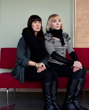 Katriina Haikala (vas.) ja Vilma Metteri kävivät Tammerkosken kuvataidelukiota.