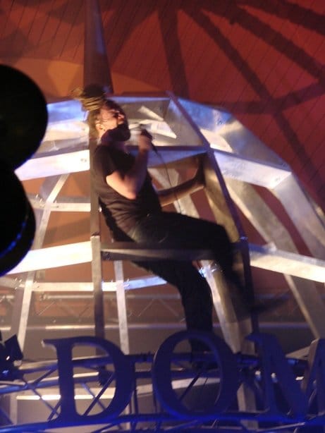 Suburban Triben Ville Tuomi esiintyi DOM Helsingin avajaisissa.