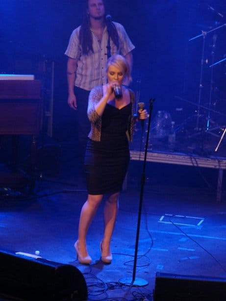 Myös Jonna Geagea esiintyi DOM Helsingin avajaisissa.