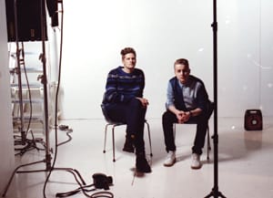 Ja kas Pykäri vasemmalla, Sami Suova oikealla. Onkohan Paula piilossa?