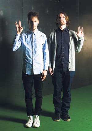 VILLA Nah käyttää 1980-luvun koskettimia. Kahdeksankymmentälukulaiset neonlasit eivät kuvaan kelvanneet. Juho vasemmalla.