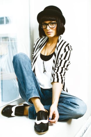 Suunnittelija Karl Lagerfeldkin on mieltynyt Saran tyyliin. KENGÄT: URBAN OUTFITTERS • FARKUT: ZARA WOMAN • MUSTA TOPPI: AMERICAN APPAREL • VALKOINEN TOPPI: AMERICAN APPAREL • KAULAKORU: ALDO • HATTU: GOORIN BROTHERS • SILMÄLASIT: URBAN OUTFITTERS