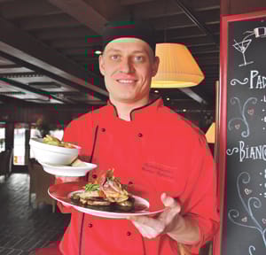 Markus Kakkonen esittelee annokseksi jalostunutta rypsipossua.