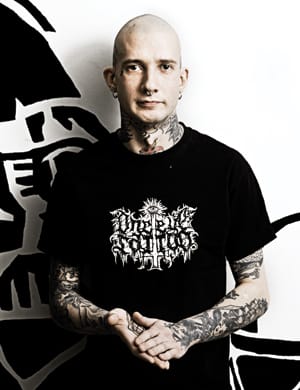 Harrin leuan alapuolelle on tatuoitu pojan ja tyttären nimet ja silmäkulmassa on tiimalasi.