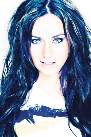 Iina Kuustonen on syntynyt Helsingissä, asunut kymmenen vuotta Vantaan lähiössä ja kymmenen vuotta Espoon omakotitaloalueella. Hän kokee olevansa kotoisin Espoosta.