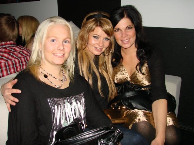 Pandoran levyjulkkarit 2.4. Kaverukset Emilia, 21, Sheila, 35, ja Maija, 34. ”Äs-heila,” Sheila tarkensi kirjoitusasun. Tässä siis heila helluntaiksi.