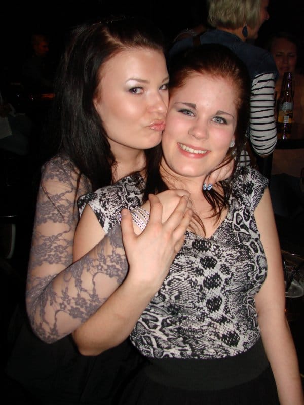 Martinan levyjulkkarit 7.5. ”Martinalla on asenne kohdallaan,” sanoivat myyjä Sini, 19, ja liiketalouden opiskelija Laura, 19. Tuossa yrityksessä sitä tarvitaankin…