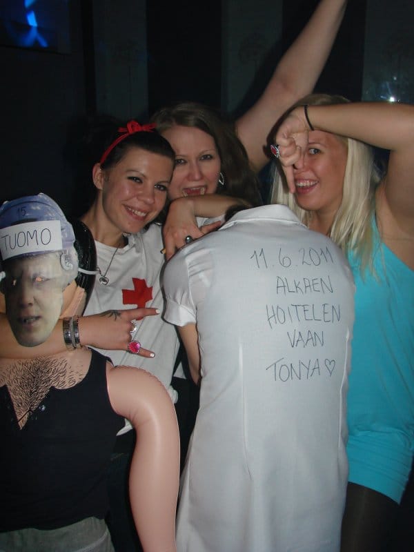 Onnela 29.5. ”Poika on tullut kotiin”, totesi polttariporukka Marjut, 30, Mandy, 26, Heidi, 24, ja Emmi, 25. Kotiintuloaikakin näyttää olevan määrätty.