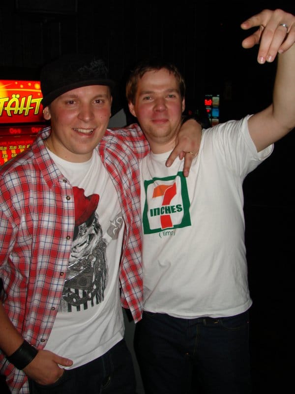 Onnela 29.5. Töissä käyvät Buster, 26, ja Mikke, 27. Onko Miken paidan viesti lupaus?