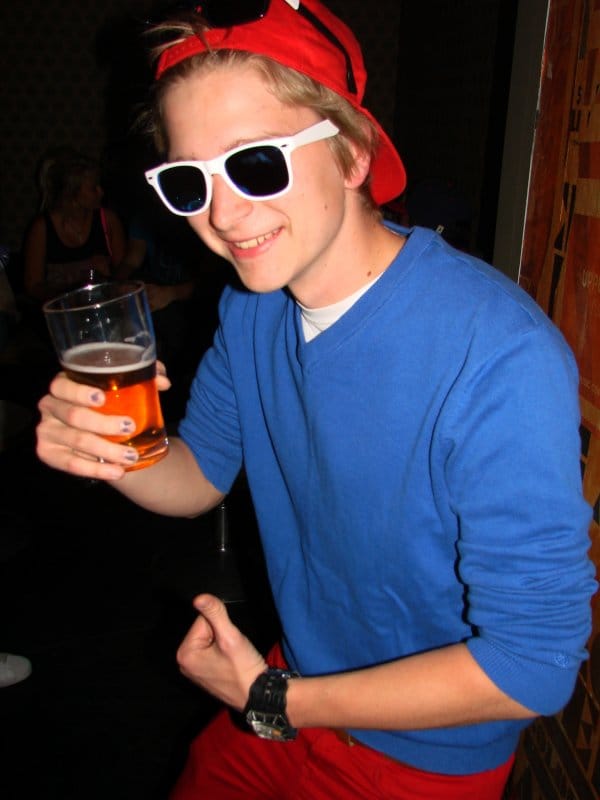 YK 29.5.	 Tietotekniikan opiskelija Jani, 19, oli ottanut yöhön mukaan kahdet ruudut. Kolmas Ruutu jäi jäähylle.