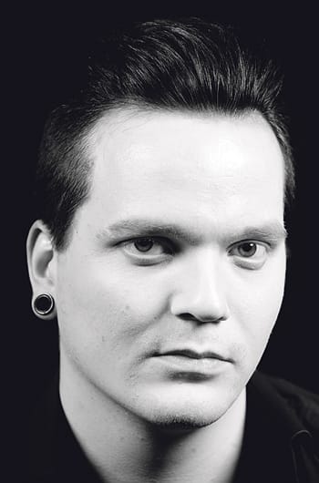 Julli huhki 11 vuotta alumiinitehtaalla ja on nyt koti-isä.