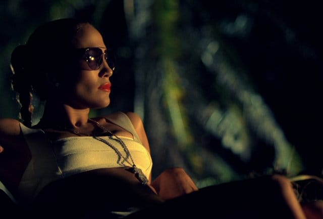 JLo pimeässä I'm into you -videossa