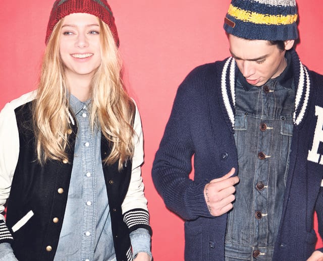 Tommy Hilfiger Denimillä farkkupaidat.