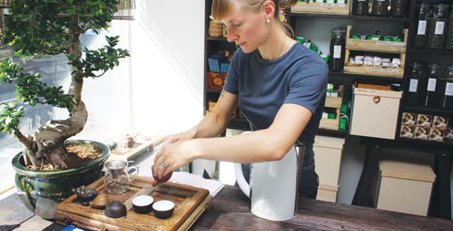 Teehuoneen omistaja Miia Suominen näyttää, ettei maukkaan teen keitto ole ihan yksinkertaista.