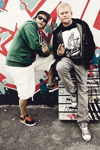 Edu ja Ukki Suvilahden graffitiseinän edessä.