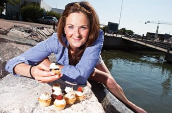 Frida syö nykyään kuppikakkuja lähinnä vain maistaakseen kehittelemiään uusia makuja. ”Niistä ei saa tulla liian kuivia ja niistä pitää tulla kompaktin kokoisia”, Frida sanoo.