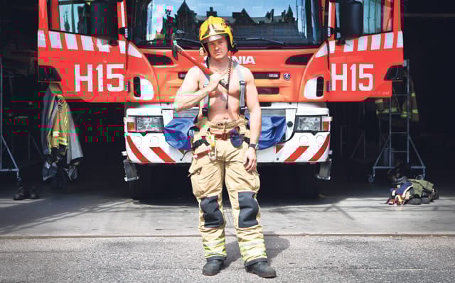 Palomies Toni Kannikosken, 34, ammatti pysyy seksikkäimpänä. Kuvaus keskeytyi kahdesti väärän hälytyksen vuoksi. Hän uskoo olevansa uransa huipulla 41-vuotiaana.