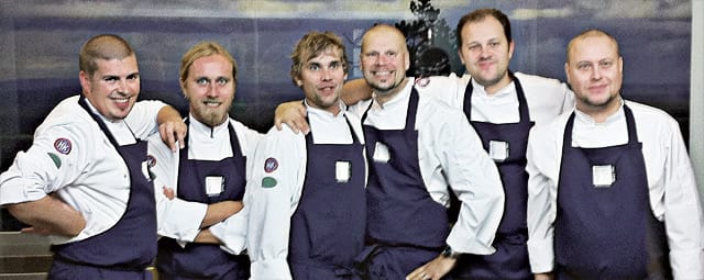 Motin henkilökunta tarjoilee sapaksia.