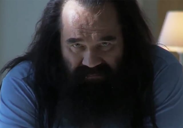 Parviainen omaksuu Yksinteoin 2 -elokuvassa vaalean perusmiehen ja pitkäpartaisen "mustan minän" roolit.