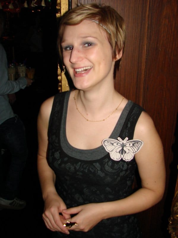 Milliklubi 14.10. Sairaanhoitajaksi opiskeleva Henna, 27, oli laittanut kaksi korvakorua päähänsä. Harmillisesti kumpikaan ei ollut osunut korvaan.