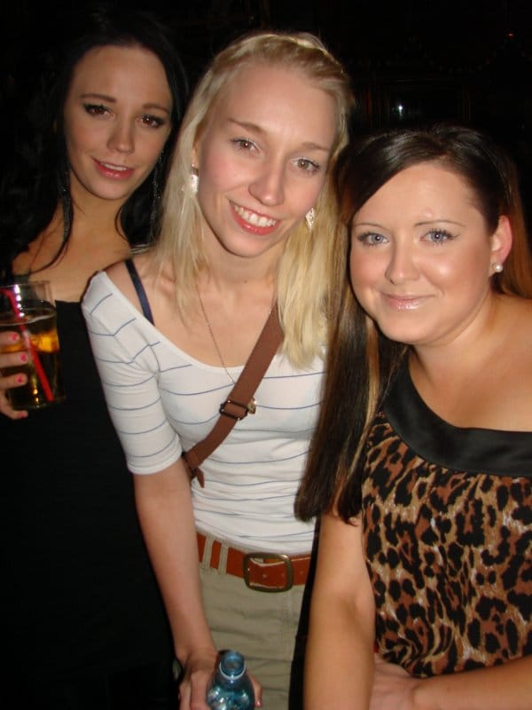 Milliklubi 14.10. Leipuri-kondiittoriksi opiskeleva Riikka, 21, oli viettämässä iltaa lähihoitaja Suvin, 24, ja lastenohjaaja Paulan, 23, kanssa. Hyvin on pullat uunissa.