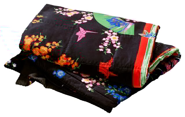 Tyynyjä, päiväpeittoja, printtitekstiilejä. Versace on ensimmäinen H&M:n yhteistyödesigner, joka on luonut myös sisustustuotteita. Tekstiileistä löytyy värikkäitä, japanilaistyylisiä kukkakuviointeja.