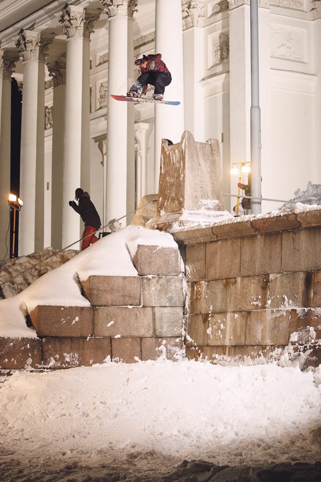 Helsingin tuomiokirkon portaat toimivat. Mutta vaikka siivoisi jälkensä, joitakin tämä silti ärsyttää. Kuvassa Heikki Sorsa.