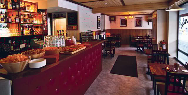 Päivällä kahvila, illalla viihtyisä seurusteluravintola.