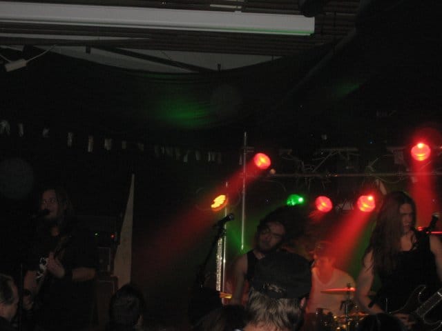 Paikallisbändi Kaksonen heilumassa !