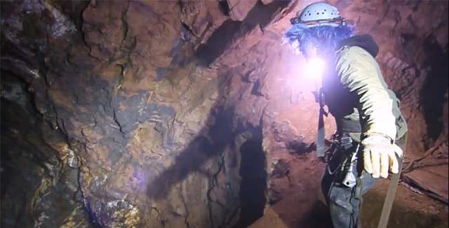 Hyppäisitkö mustaan, lähes 80 metriä syvään aukkoon?