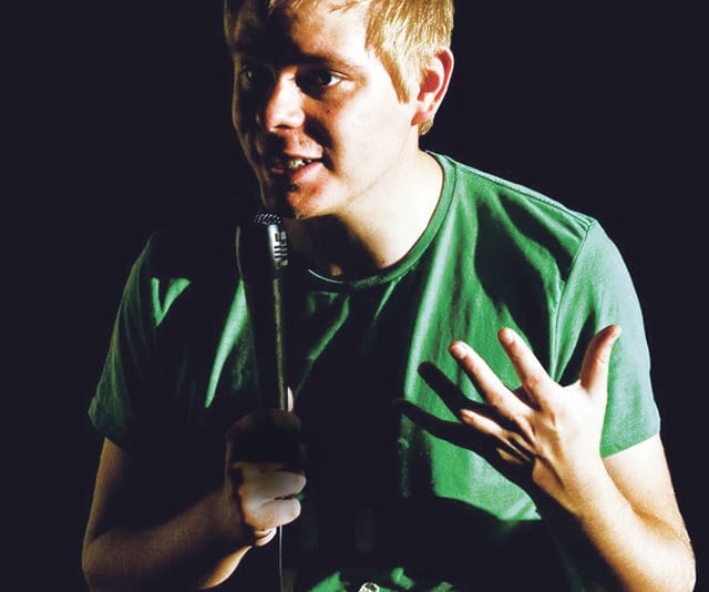 Spontaaniuden tuntu stand upissa on illuusiota, väittää Iikka Kivi.