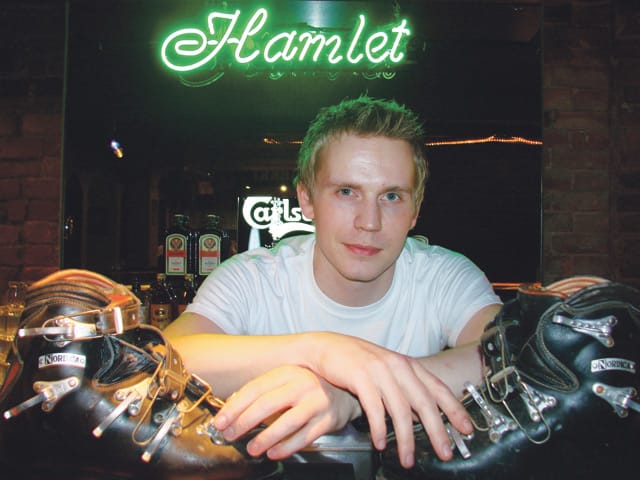 Hamletissa on lasketteluteemainen sisustus. Baarivastaavana toimii Jyrki Orava.