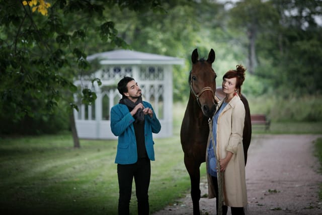 Eva ja Manu harrastivat reissuillaan vuorikiipeilyä ja ratsastusta. Eräällä tilalla Eva sai Reiki-hoitajan koulutuksen.