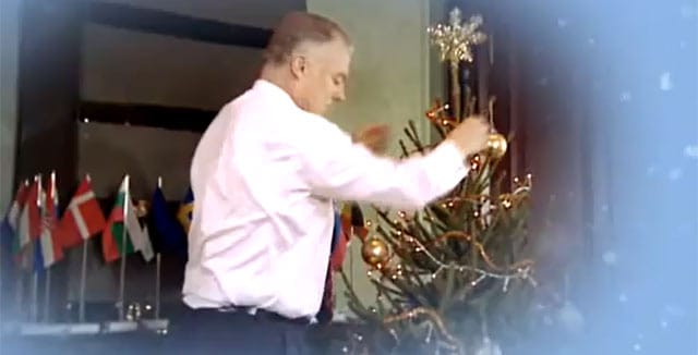 Sinne se viimeinen koriste hulahtaa omin pikku kätösin.