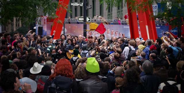 Rage Against The Machinen Tom Morello esiintyi Wall Streetin protestoijille Zuccotti Parkissa.
