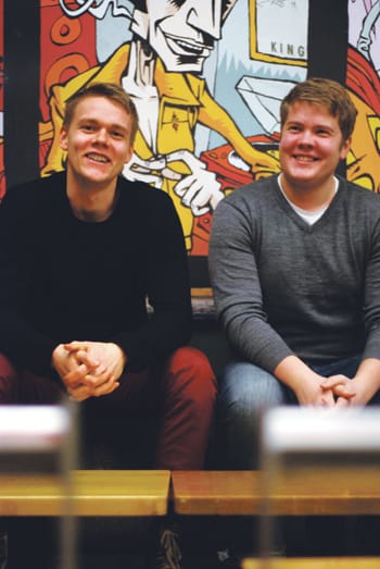 Klubilla myhäilevät Santeri Jolkkonen (vas.) ja Aku Paavola eivät tahdo ottaa haalareita mukaan kuviin, sillä heidän bileisiinsäkin lähtiessä ne jäävät kotiin.