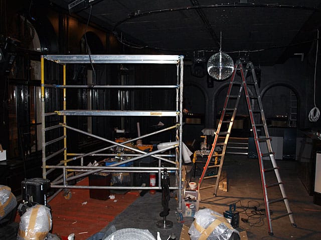 Tähän tulee tanssilattia. Yksi discopallo on jo paikoillaan.