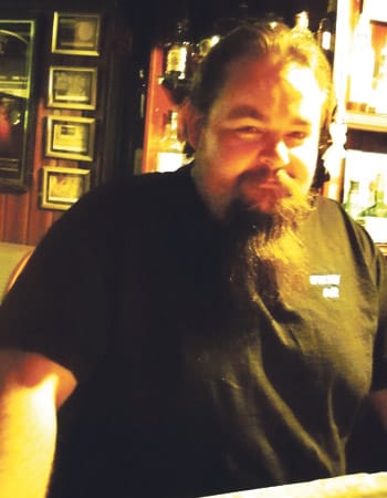 Stefan Laine ei myönnä, että portsarin vaatetus vaikuttaisi naisasiakkaisiin poliisin univormun tavoin.