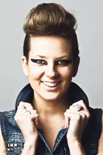 Ronya on seitsenlapsisen perheen kasvatti, joka uskoo katsovansa maailmaa eri tavalla kuin muut. "No vaikka siten, että kirjoitan biisin mieluummin sarjamurhaajan kuin Matti Meikäläisen näkökulmasta."