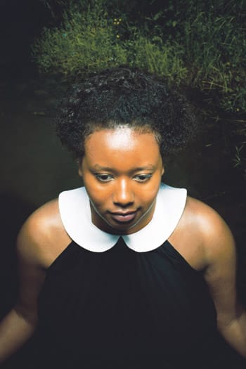 Mirel Wagner aloitti soittamaan kitaraa 13-vuotiaana ja vaikuttui siitä, että soittimesta sai heti irti hyvältä kuulostavia ääniä.