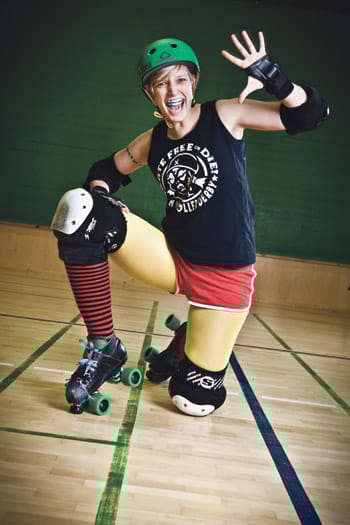 Silloin kun Estrogeena ei ole radalla tai kannustamassa joukkuetta, hän on oikeisssa töissä.