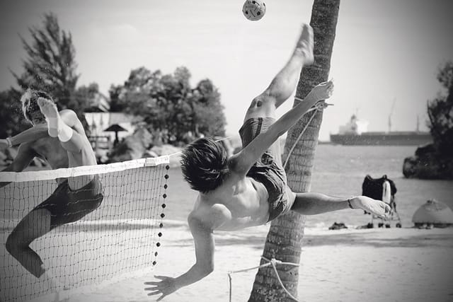 Kaakkois-Aasiassa sepak takrawia pelataan missä tahansa. Aloittelijan kannattaa aloittaa pehmeällä alustalla.