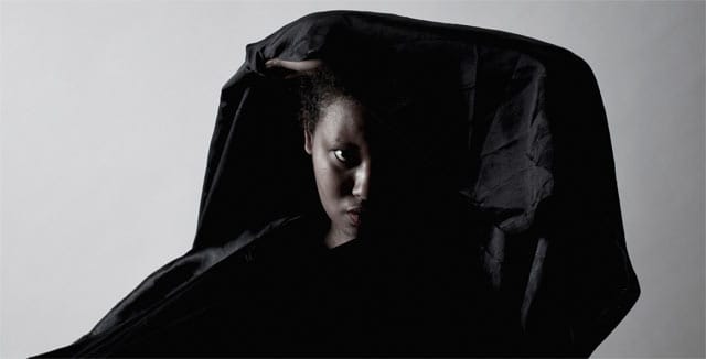 Mirel Wagner saa näytönpaikan rapakon takana.