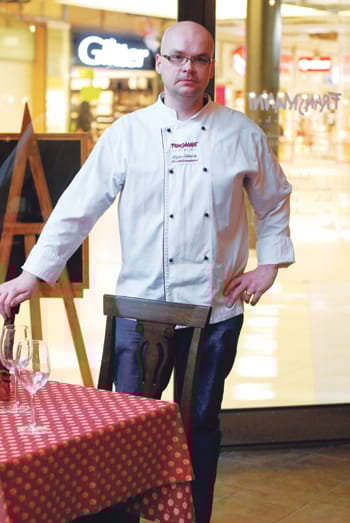 Fransmannin uusi puoli aukeaa Koskikeskukseen. Kuvassa ravintolapäällikkö Keijo Lehtola.